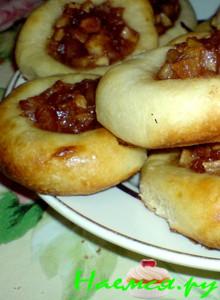 Ватрушки с яблоками в меду с орехами