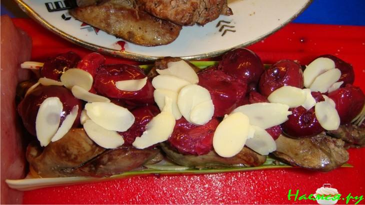 Свиной окорок с куриной печёнкой и вишней