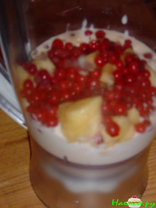 Коктейль кисло-молочный с бананами и ягодами