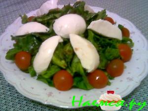 Салат со шпинатом, помидорчиками черри и сыром пармезан Салат со шпинатом, помидорчиками черри и сыром пармезан