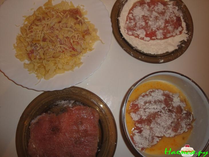 Шницель в миндально-сырной панировке с пряным овощным салатом