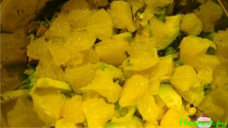 Салат из авокадо с сыром и клубникой