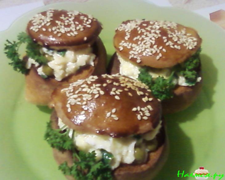 Яичница-болтунья в булочках Яичница-болтунья в булочках