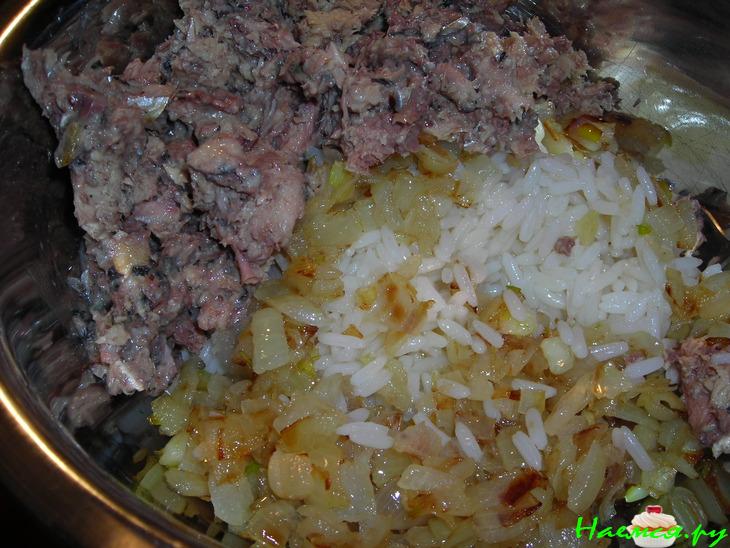 Заливной пирог с сайрой, рисом и жаренным луком