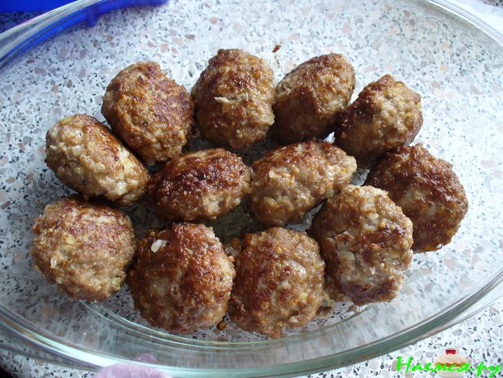 Котлеты с овсяными хлопьями в грибном соусе