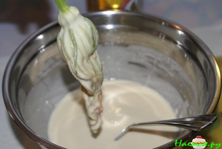 Цветы кабачков фаршированные, в пивном кляре