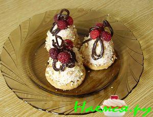 Мини-пирожное с орехами. малиной и шоколадом