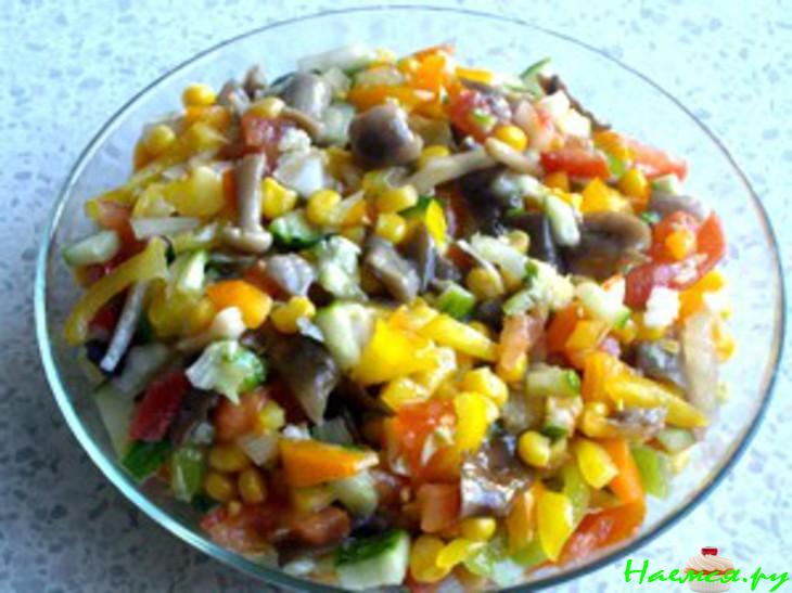 Салат овощной с грибами