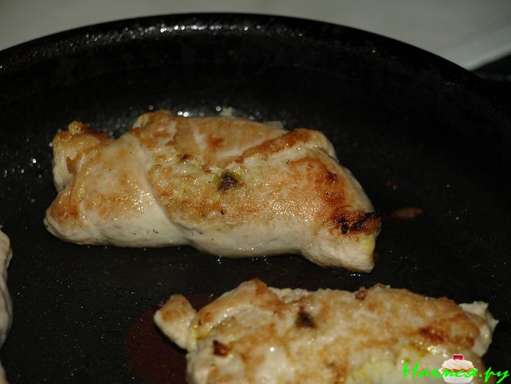 Куриные рулетики пряные под соусом