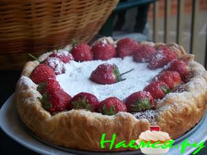 Пирог фермерский с клубникой и сыром бри 