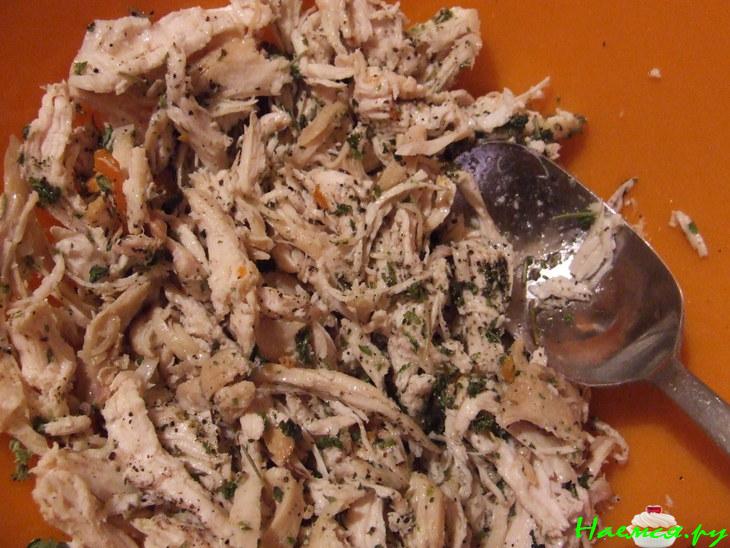 Закусочный пирог из слоеного теста с курицей, брынзой и сушеной мятой Закусочный пирог из слоеного теста с курицей, брынзой и сушеной мятой