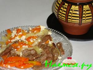 Картофель с мясом и морковью в сметане в горшочке