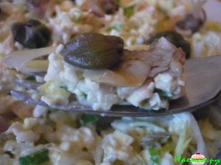 Салат с копчеными ракушками, курицей, луком пореем и яблоком