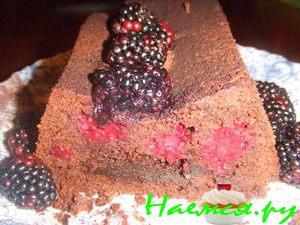 Шоколадный кекс с ежевикой