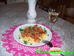 Томатен спагетти под нежным соусом с тунцом и каперсами