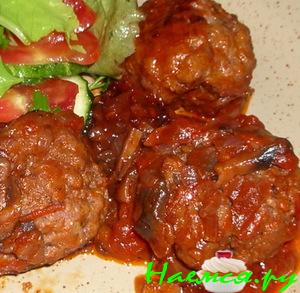 Тефтели с кабачками под томатно-грибным соусом