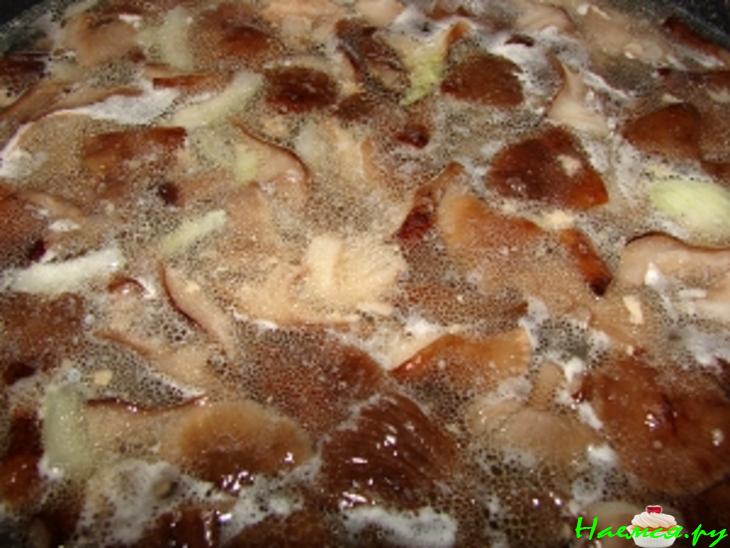 Суп с домашней лапшой, тушёнкой и грибами