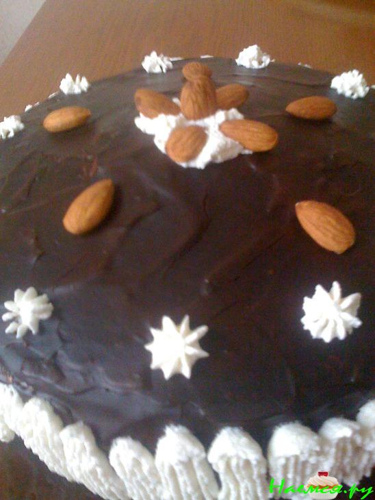 Торт бисквитный с фруктами и творожным кремом