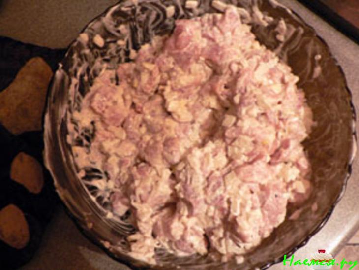 Мясо с шампиньонами в горшочках