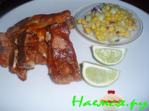 Ребрышки с кукурузным салатом