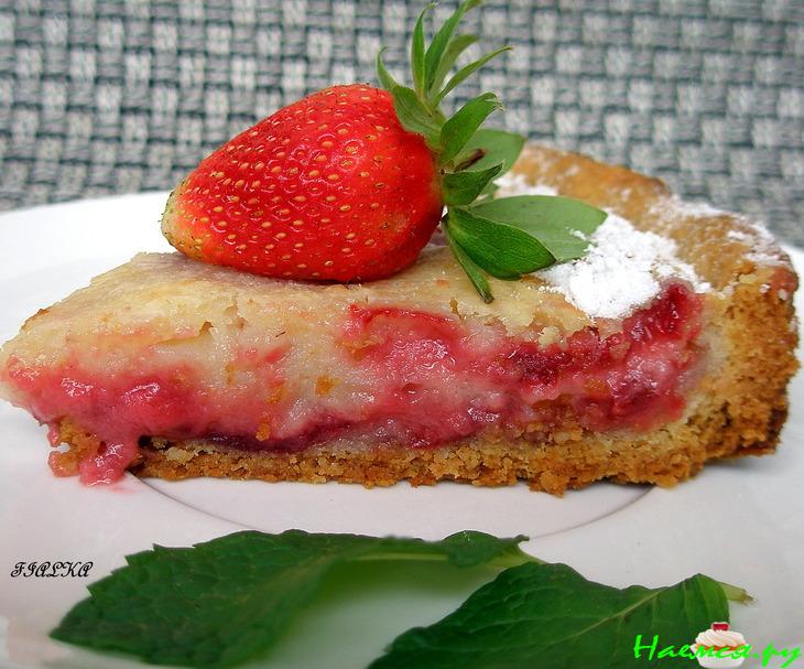 Пирог ягодный (клубника) со сметанной заливкой