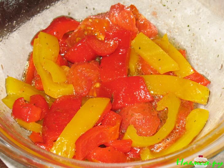 Салат-закуска из печеных перцев и помидорок