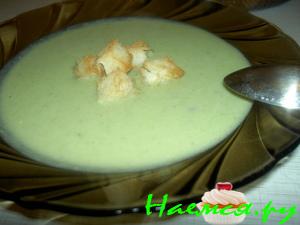 Суп-пюре из брокколи с крутонами