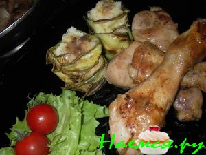 Курица в лимонно-сметанном соусе с рулетами из кабачков