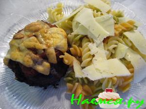 Котлета рубленная, запеченная под томатно-грибным соусом