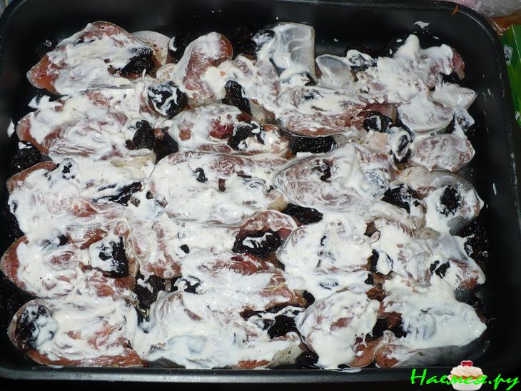 Горбуша с черносливом запечённая под шубой 