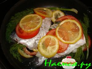 Запеченная рыбка с помидором и лимоном