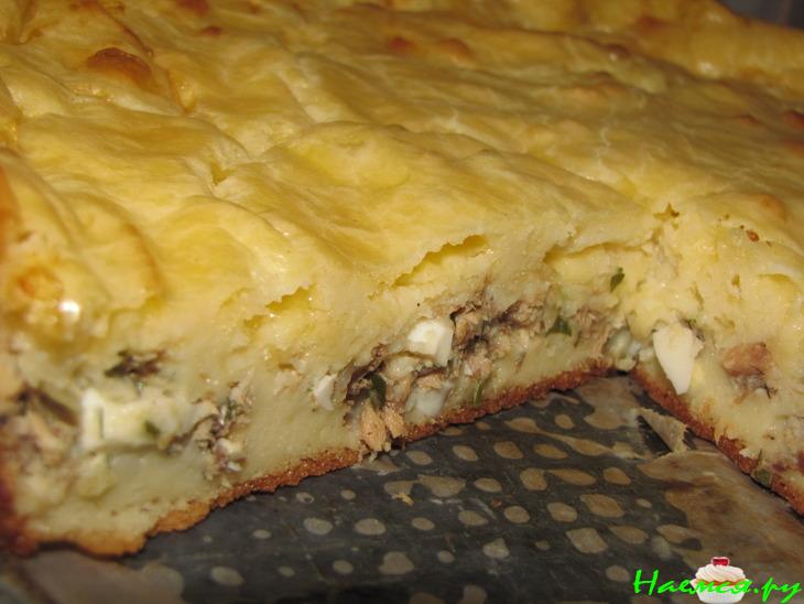 Несладкий, нежный пирог с консервированной рыбой