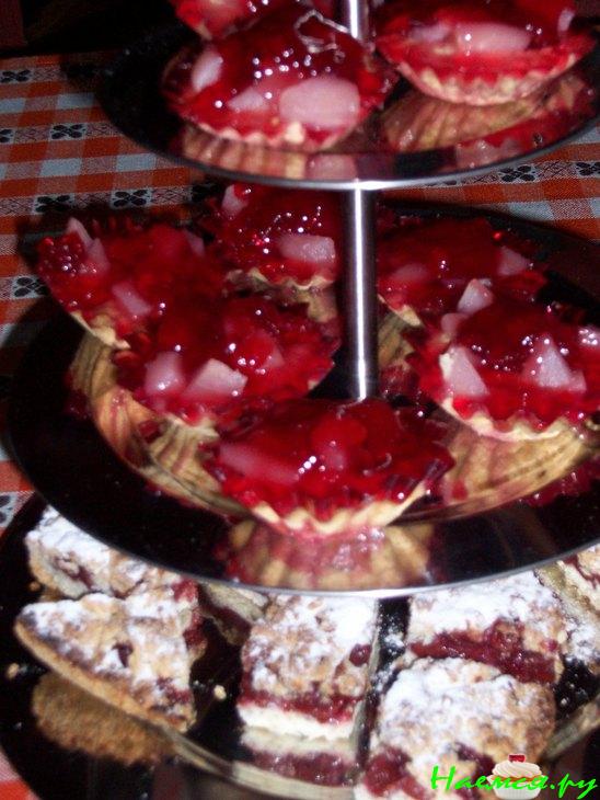 Корзиночки с маринованной грушей с желе