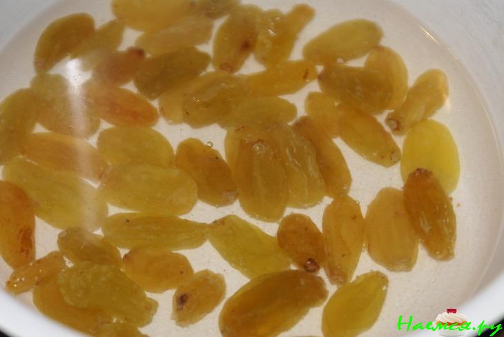 Салат из цветной капусты с изюмом, орехами и чесноком