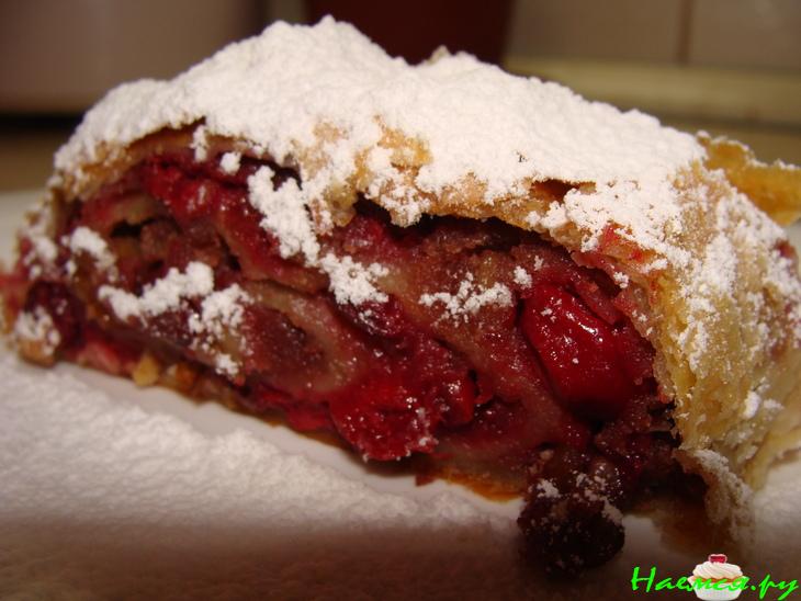 Вишневый штрудель с орехами