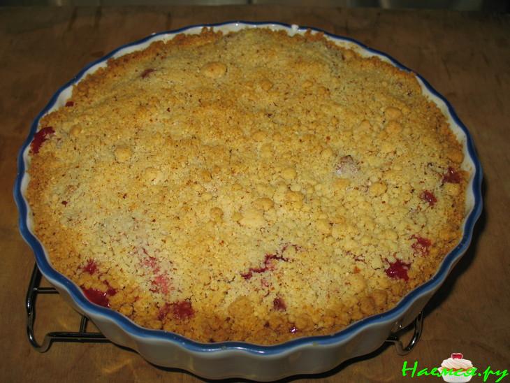 Штрейзельный пирог с клубникой, ревенем и миндалем