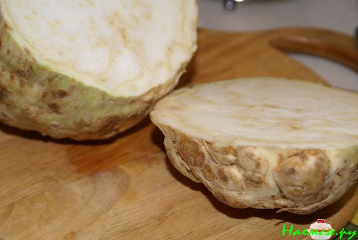 Салат из индейки с сельдереем и яблоком