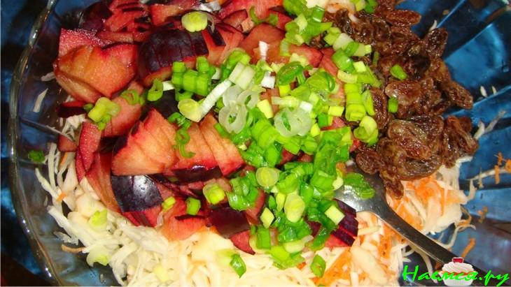 Салат из белокочанной капусты и слив