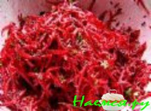 Салат из свежей свеклы с тертым хреном