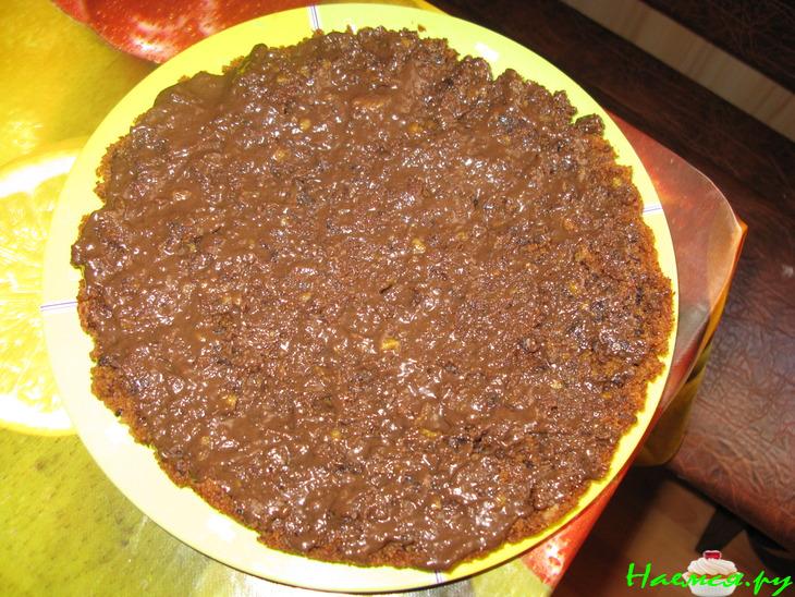 Пирог 'Кризис нам по зубам' с орехами и кремом