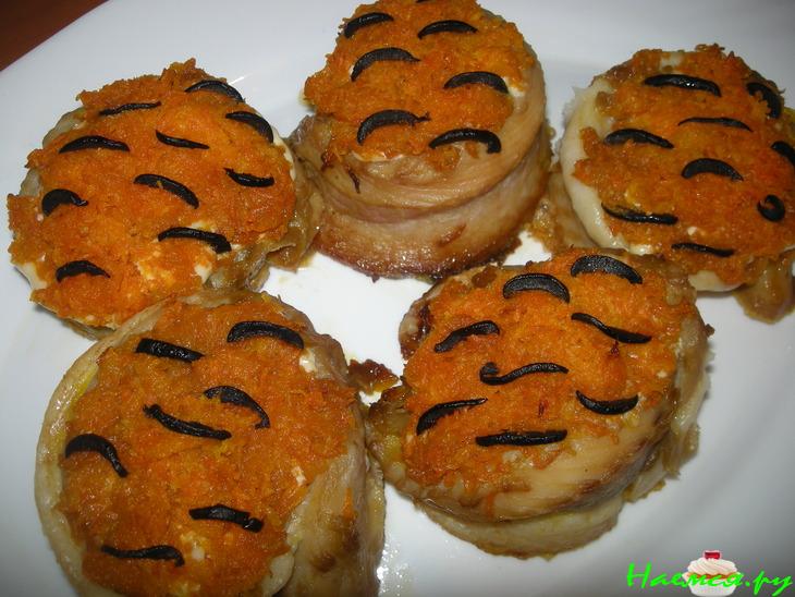 Рыбные рулетики с морковкой в сметане