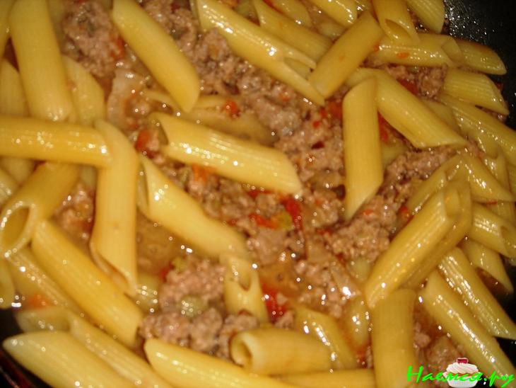 Пенне с мясным соусом и яйцом "Пашот"