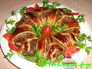 Мясное кольцо в слоеном тесте с перепелиными яйцами