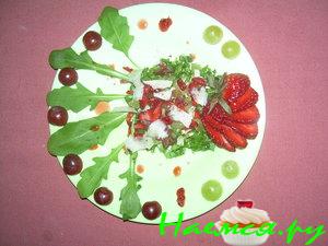 Салат с рукколой и клубникой Салат с рукколой и клубникой