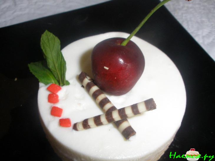 Ресторан на диване. Пирожное с йогуртом и белым шоколадом