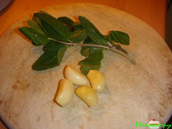 "Облагороженное" сливочное масло (чесночно-мятное)