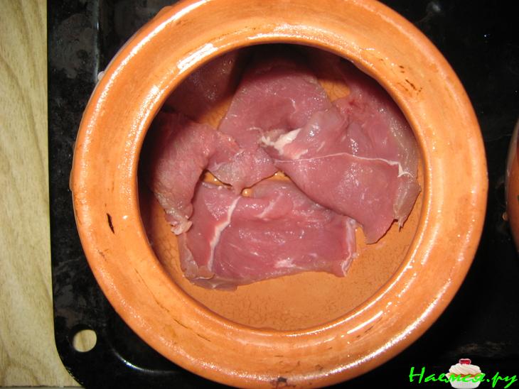 Жаркое в сметане в горшочках