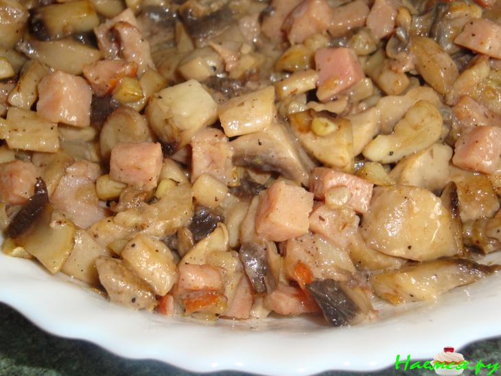 Картофельные кнедли с начинкой и соусом