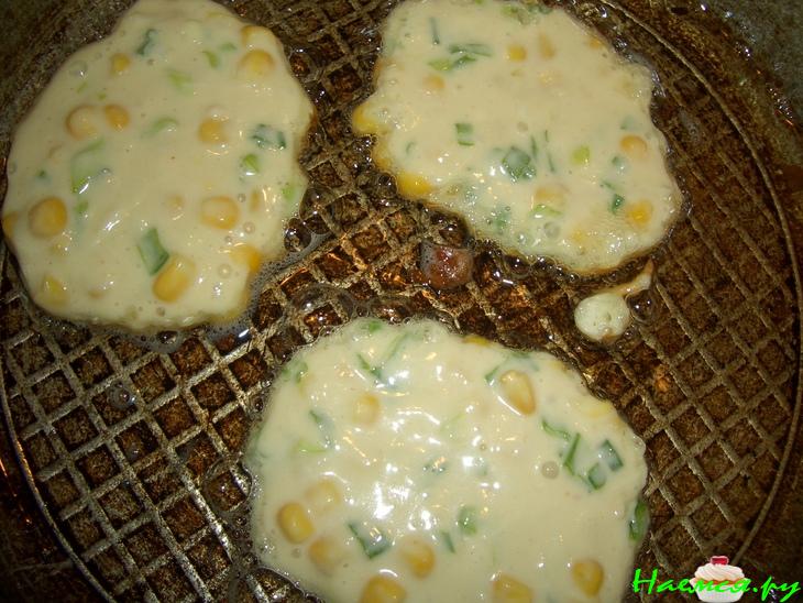 Кукурузные оладьи с зеленым луком