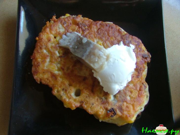 Кукурузные оладьи с мясом и сыром